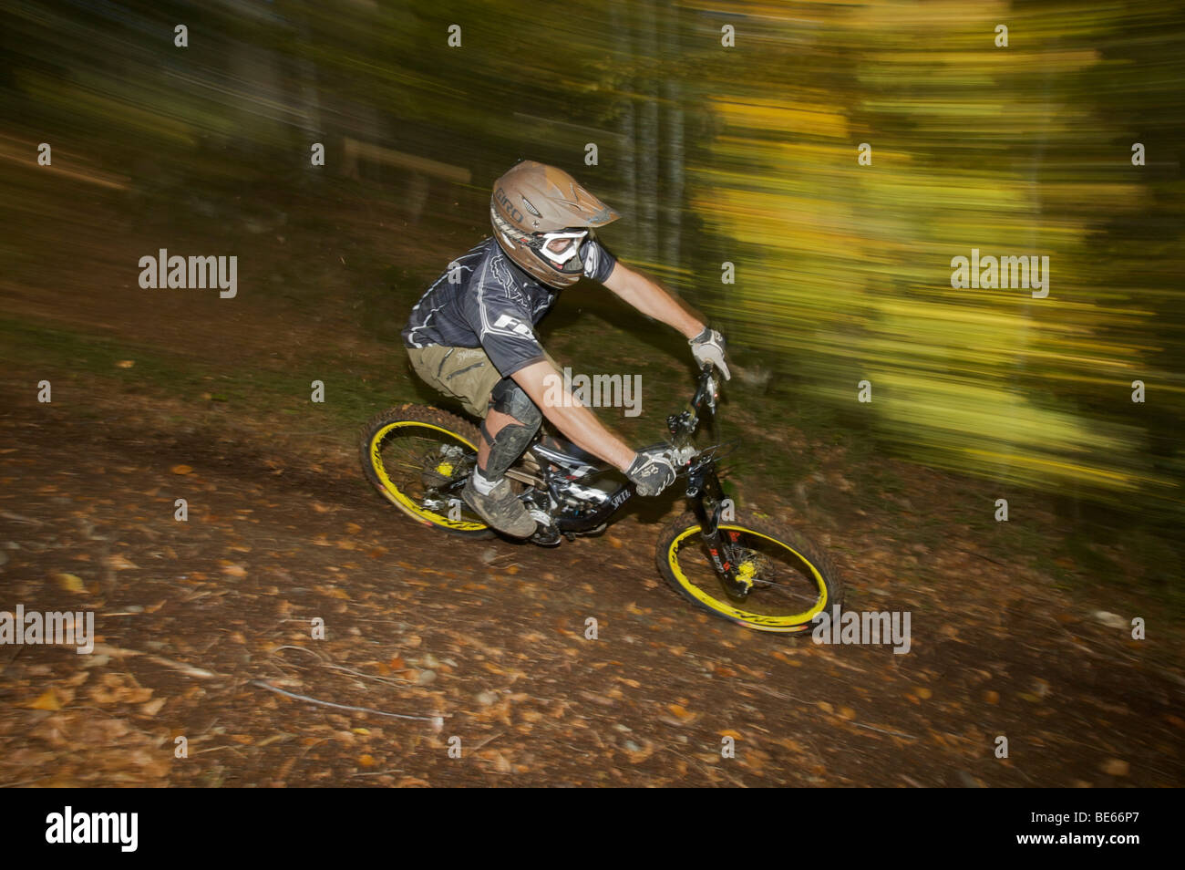 Mountainbiker sul tracciato della pista di discesa a Hopfgarten nella valle Brixental Tirolo, Austria, Europa Foto Stock