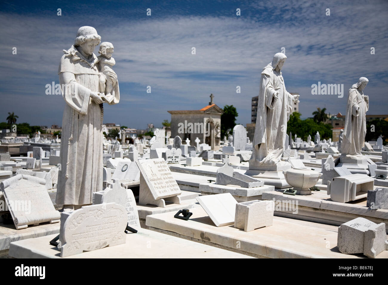 Tombe e statue nel Cementerio de Colon Havana Cuba Foto Stock