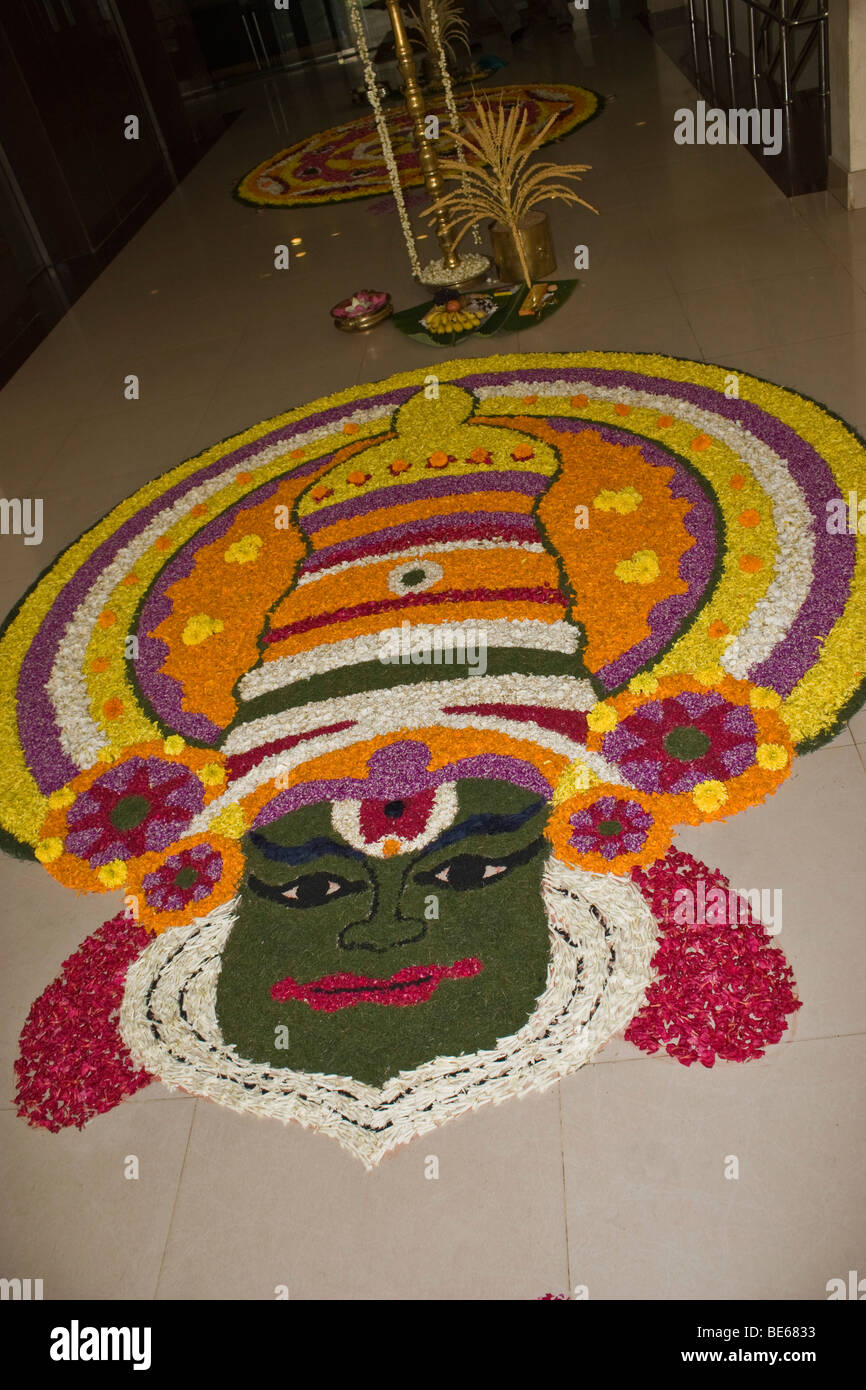 La decorazione floreale di un kathakali in Onam Foto Stock