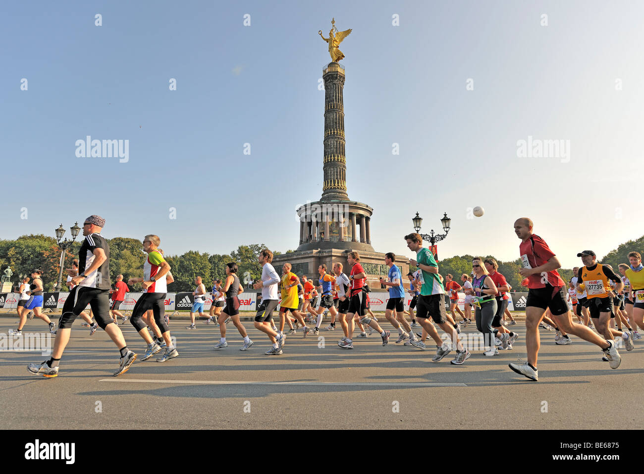 I corridori della maratona di Berlino 2009 al Grosser Stern rotonda, Berlino, Germania, Europa Foto Stock