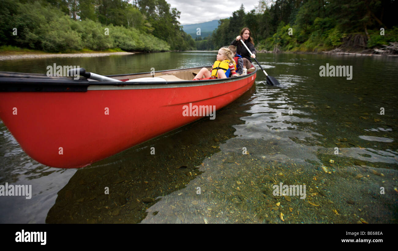 Canoa lungo il fiume San Juan in Port Renfrew sull'Isola di Vancouver, BC, Canada Foto Stock