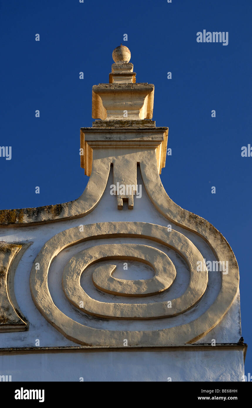 Un ornamento di colore giallo sul tetto di una chiesa, Cordoba, Andalusia, Spagna, Europa Foto Stock