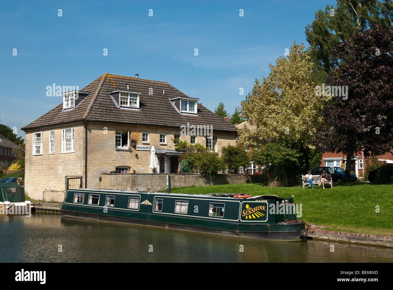 Barca stretta sul Kennet and Avon canal a Hungerford Wharf Foto Stock