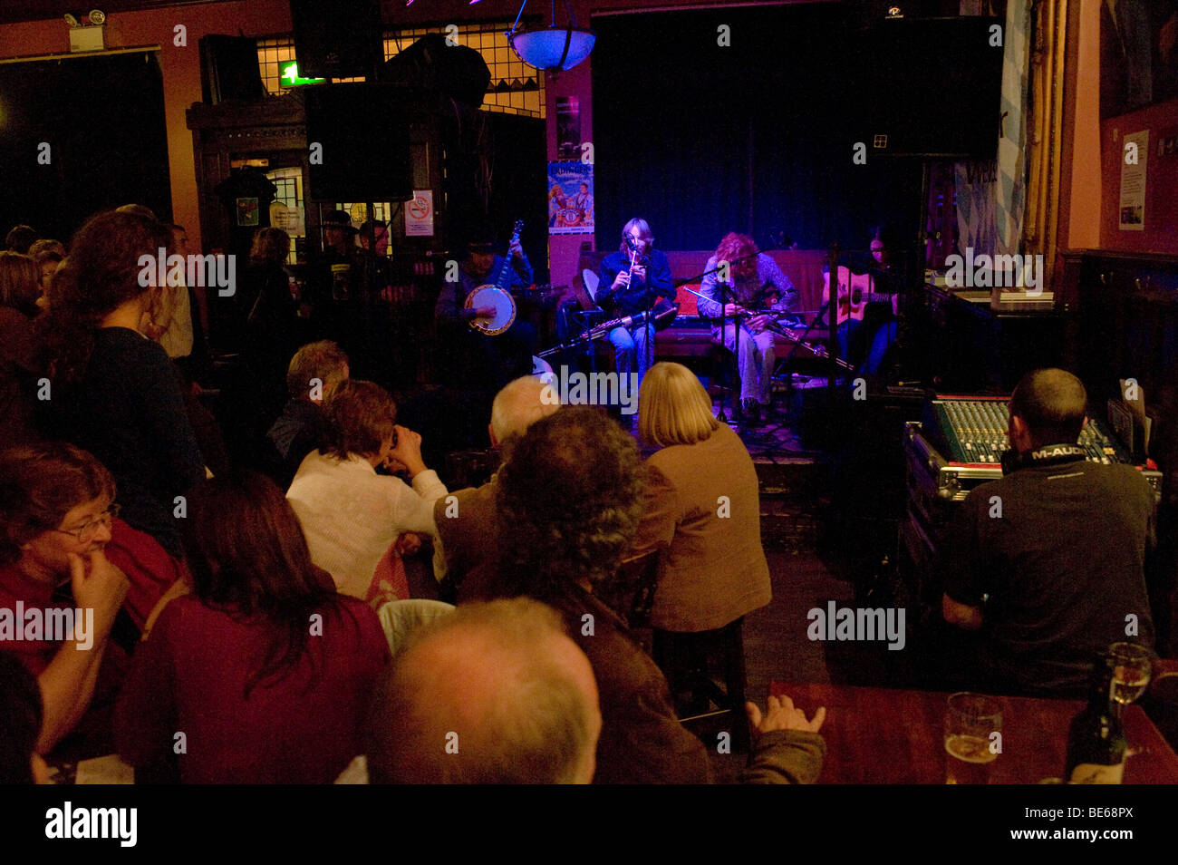 La musica tradizionale irlandese, John Hewitt Pub, Belfast Foto Stock