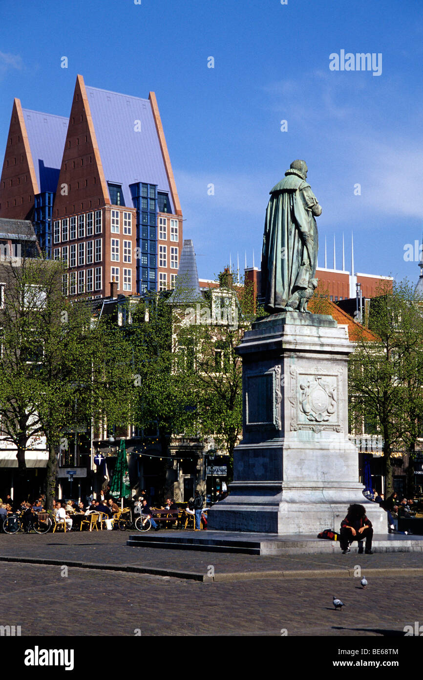 La statua di Guglielmo d Orange, Willem van Oranje su Plein Square, nella parte anteriore di un moderno edificio di uffici, l'Aia, Provincia di così Foto Stock