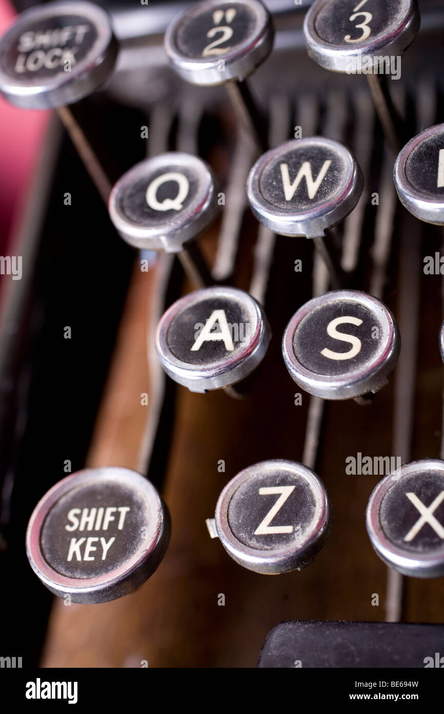 Vista di una vecchia macchina da scrivere evidenziando i a a z i tasti. Foto Stock