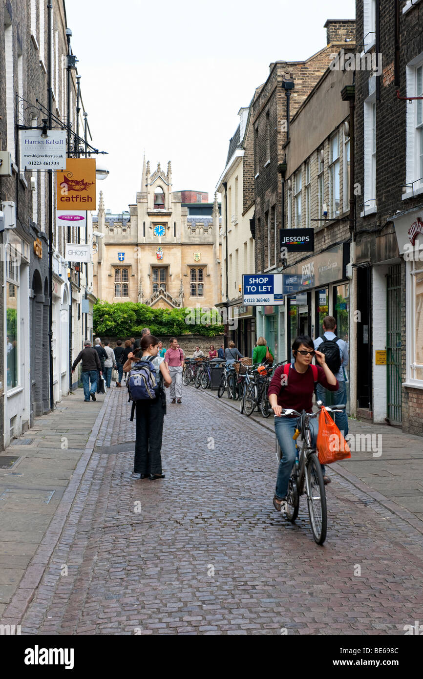 Gli acquirenti e i turisti intorno di fresatura su Green Street nel centro di Cambridge, Regno Unito Foto Stock