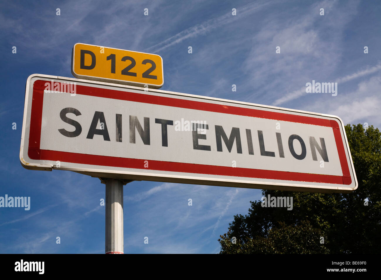 Città segno per il villaggio che produce vino, Saint Emilion sulla D122 in direzione di Bordeaux in Francia Foto Stock