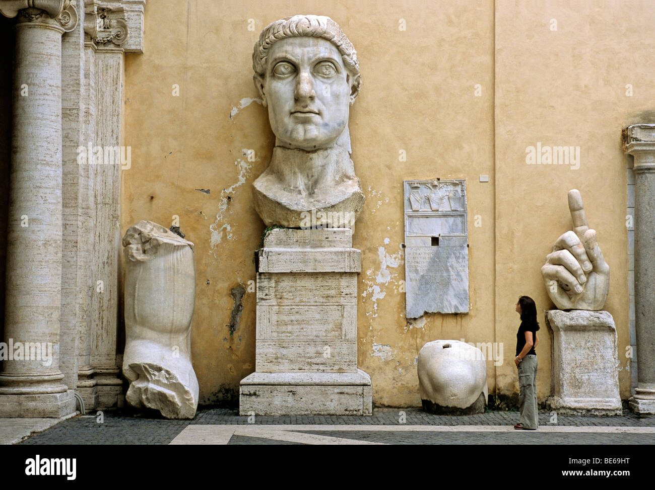 Statua colossale dell'imperatore romano Costantino, Palazzo dei Conservatori, Musei Capitolini, Campidoglio, Roma, lazio, Italy Foto Stock