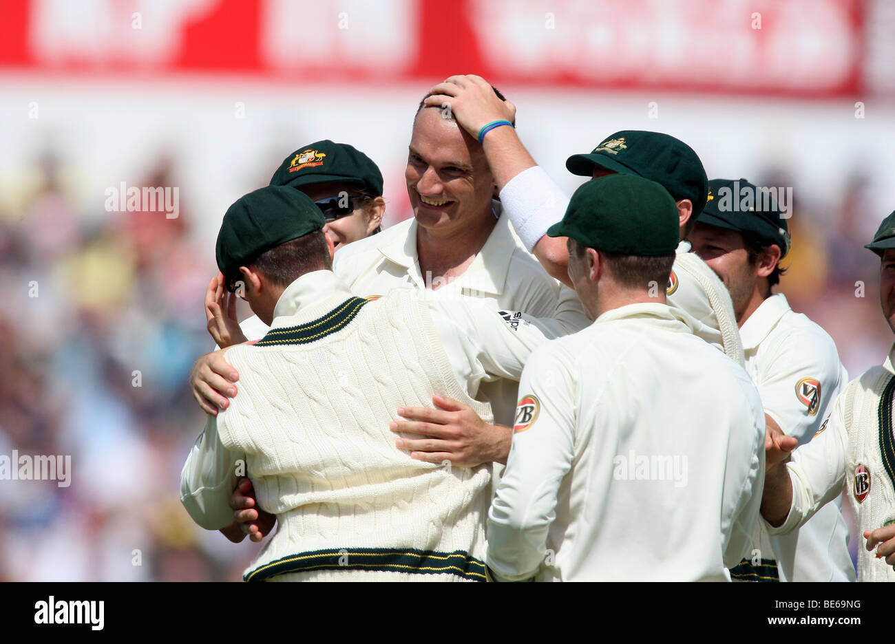 STUART CLARK & TEAM CELEBRARE AUSTRALIA HEADINGLEY LEEDS INGHILTERRA 07 Agosto 2009 Foto Stock