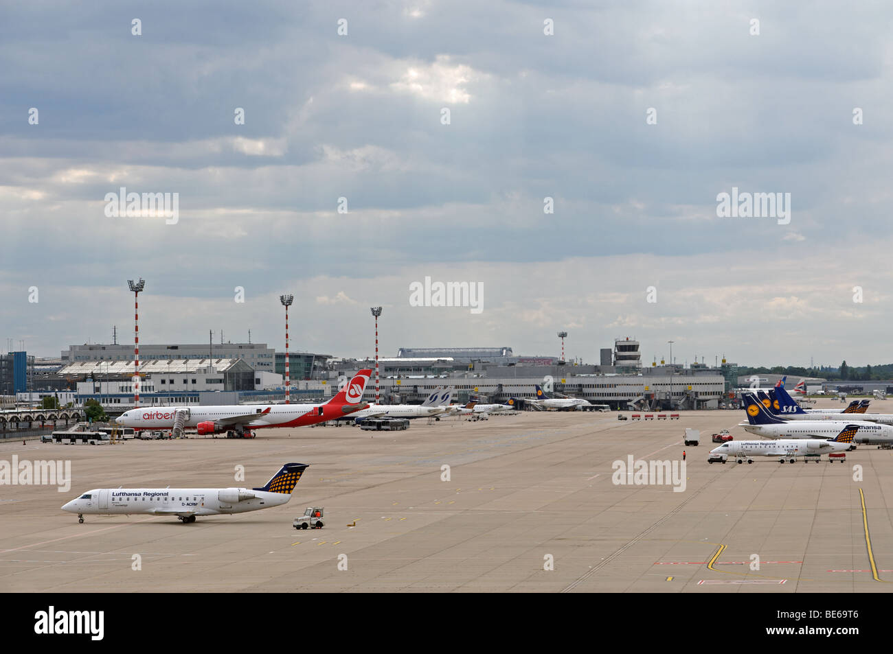 Lufthansa Regional Airways Bombardier CRJ900 aereo di linea, l'Aeroporto Internazionale di Düsseldorf, Germania. Foto Stock