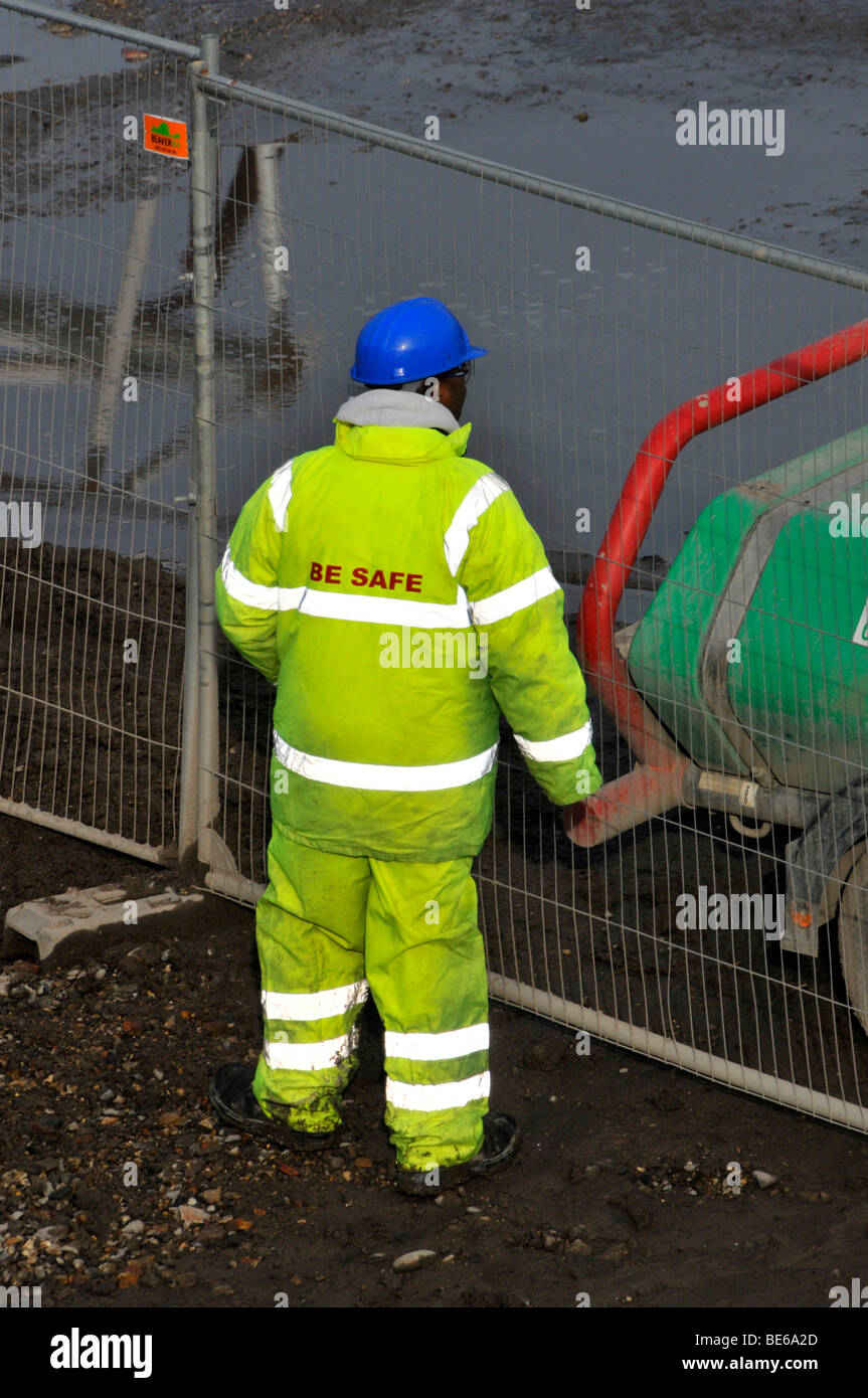 Sito in costruzione lavoratore indossare elmetto e vestiti di alta visibilità Salute e abbigliamento di sicurezza Foto Stock