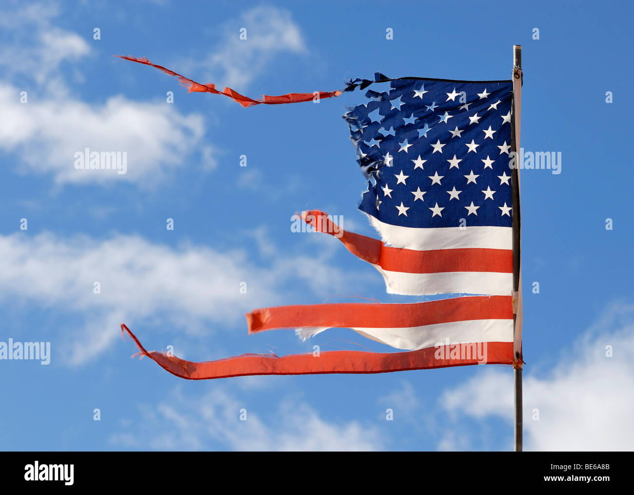 Bandiera degli Stati Uniti d'America, usurato e strappato dal vento e meteo, Monument Valley, Arizona, Stati Uniti d'America Foto Stock