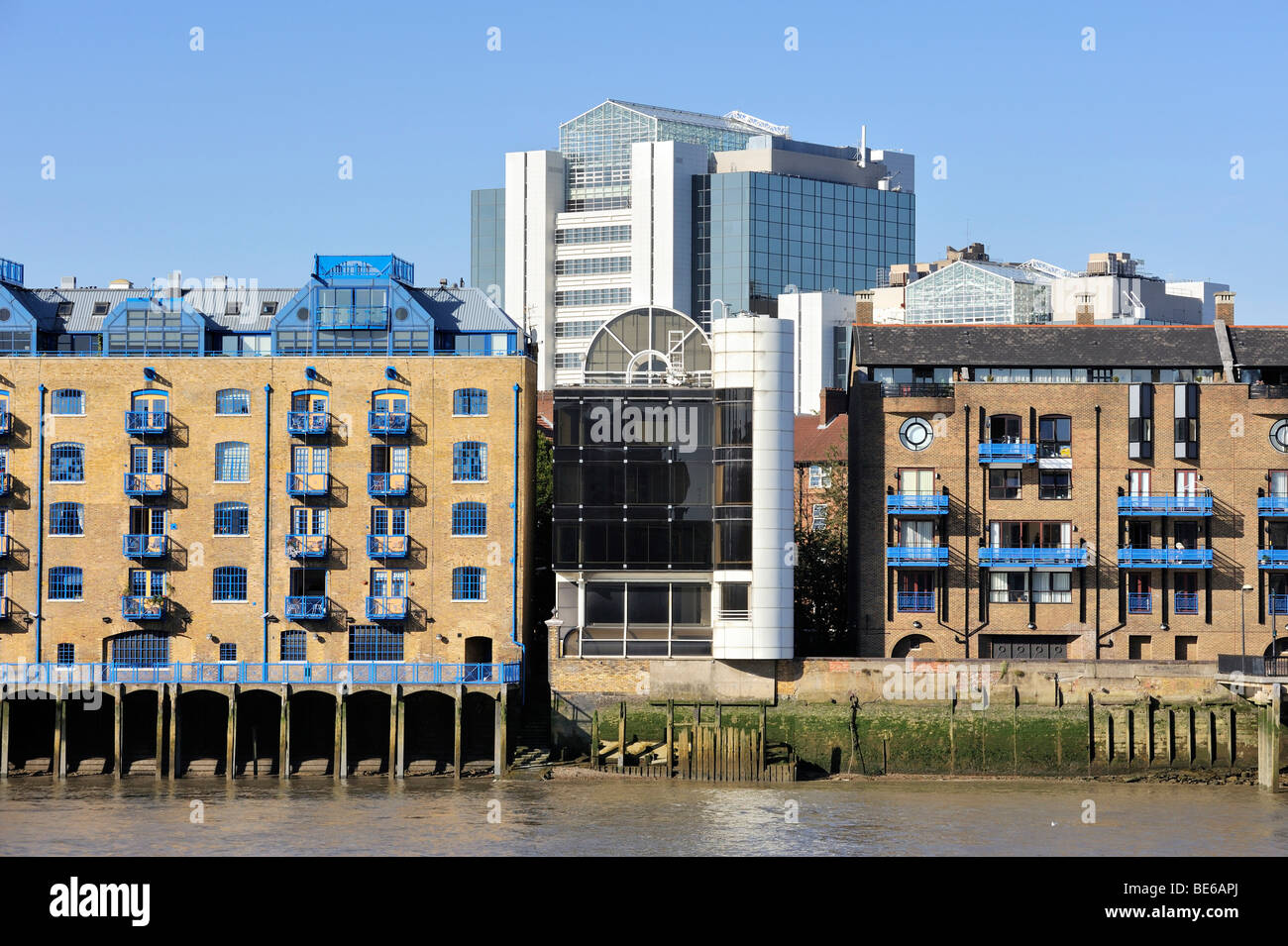 Ex magazzino case dei Docklands, trasformati in residenze, London, England, Regno Unito, Europa Foto Stock