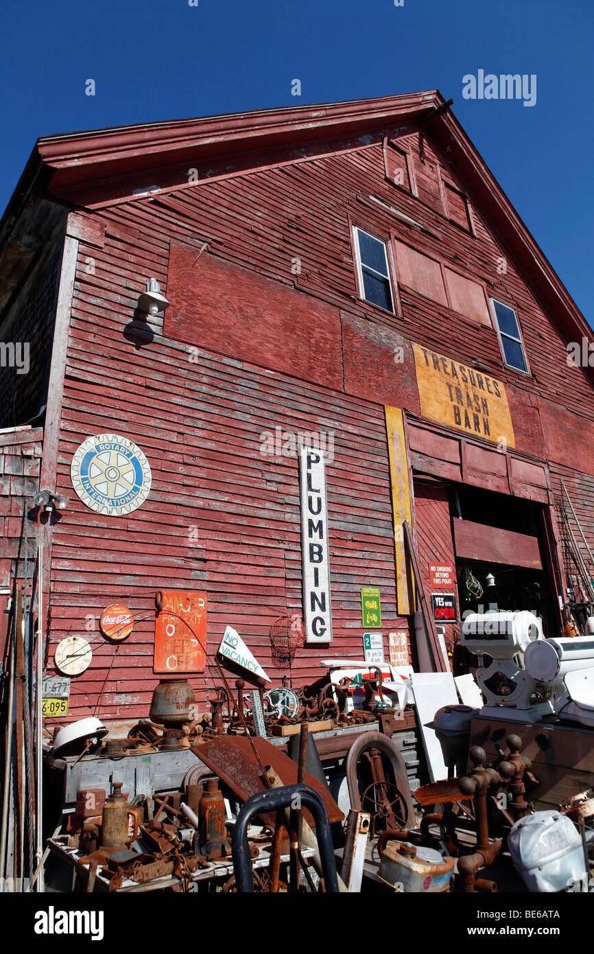 Big Red barn, articoli per la vendita, junk store, Searsport Maine Foto Stock