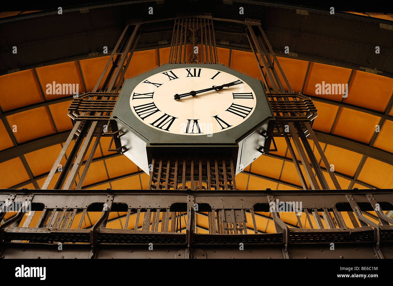 Grande vecchia stazione ferroviaria orologio Hamburgs alla stazione centrale di Amburgo, Germania, Europa Foto Stock