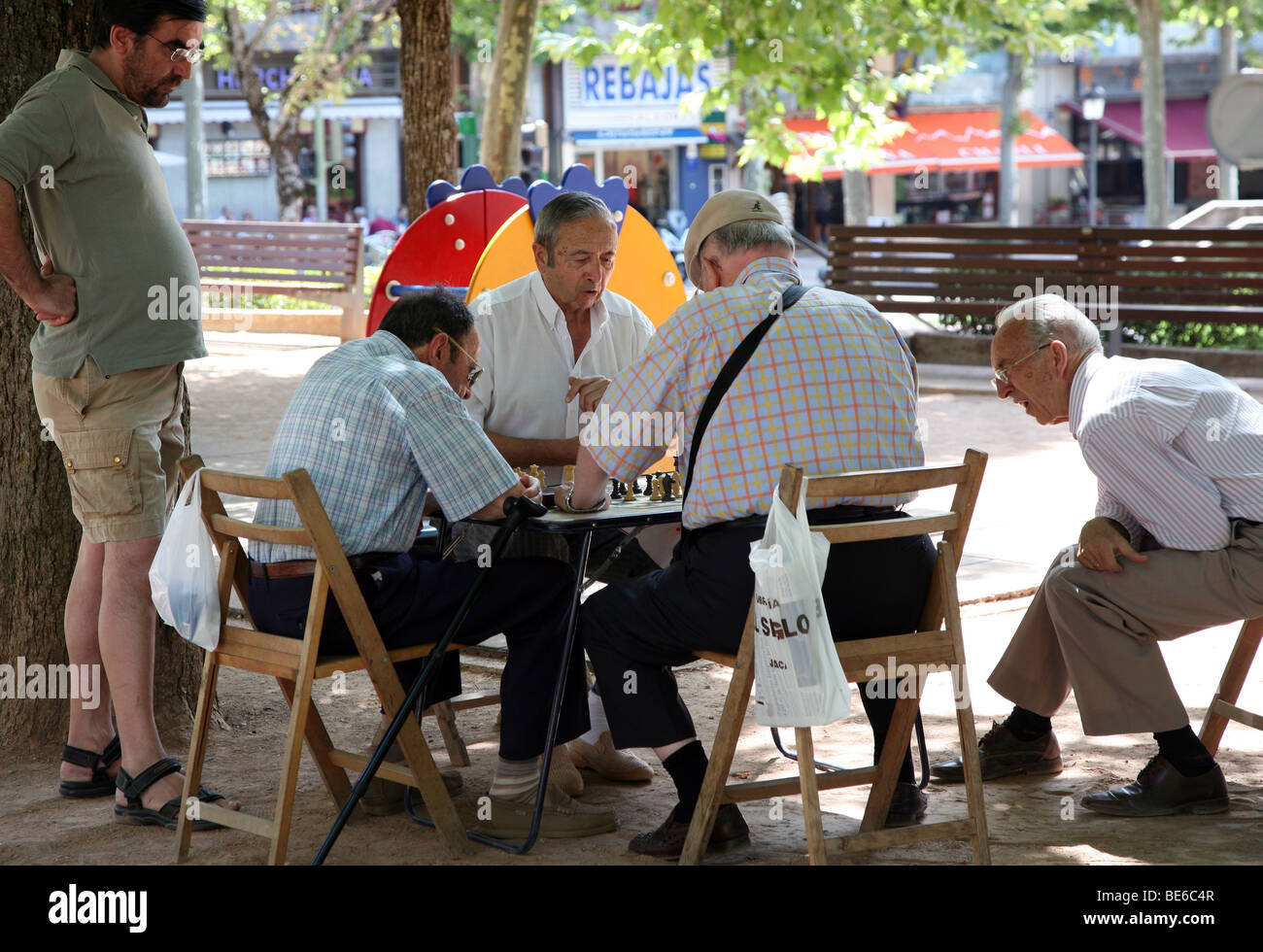 Gli uomini che giocano a scacchi in parco nella città spagnola di Jaca Foto Stock