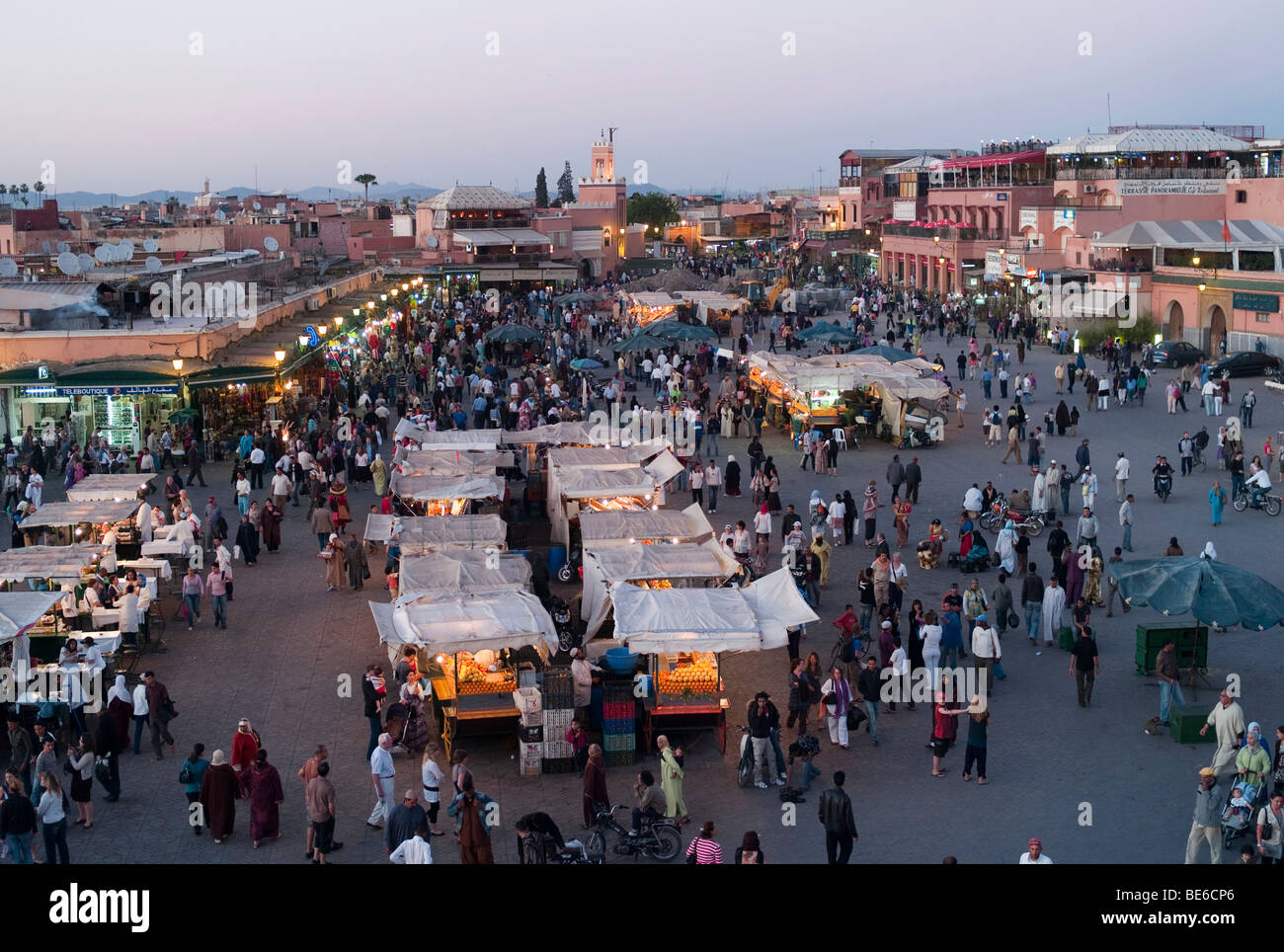 Djemaa el Fna, il famoso mercato medievale, Djemaa el Fna, Medina, Marrakech, Marocco, Africa del Nord Foto Stock