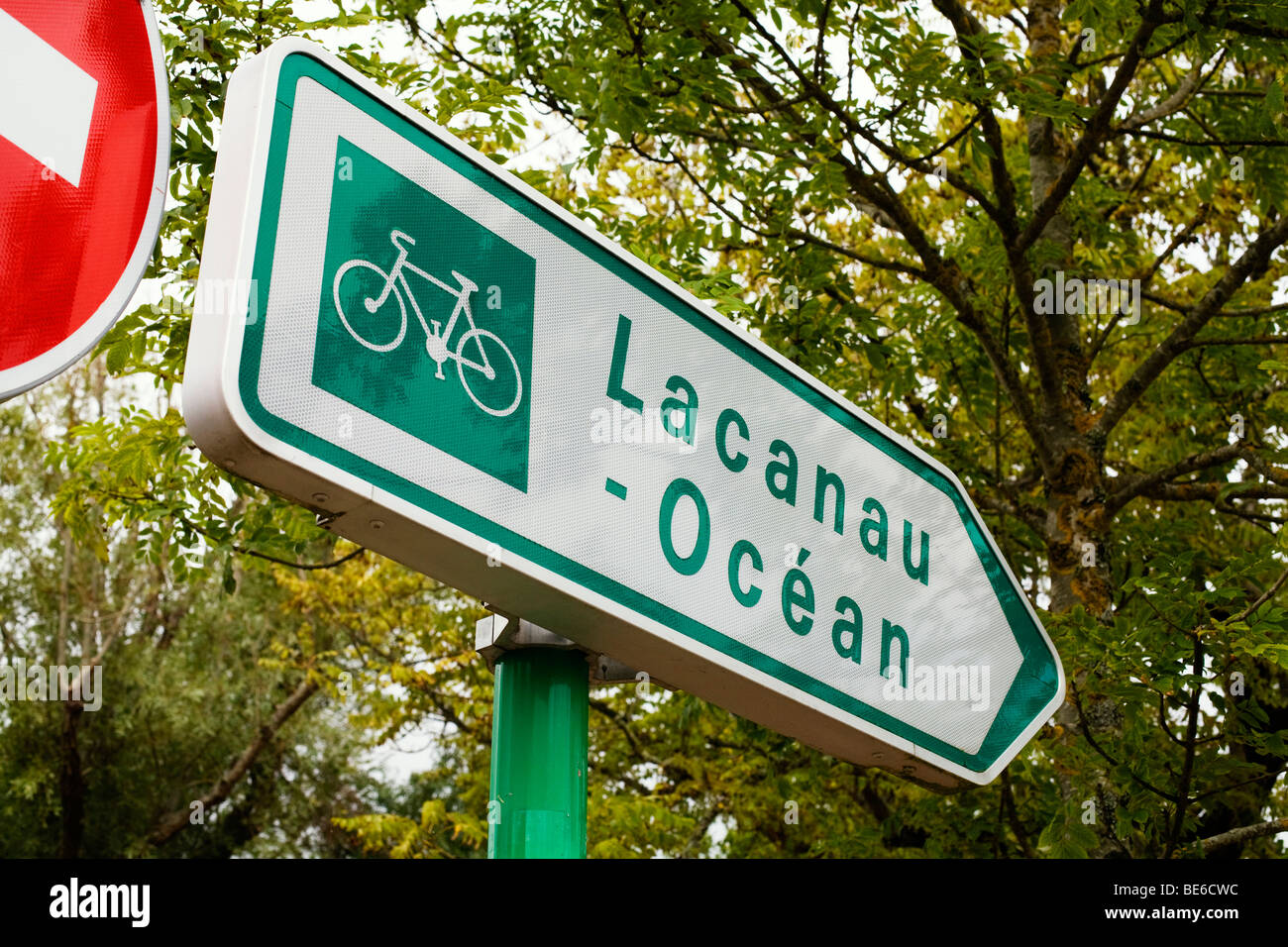 Percorso ciclabile segno per Lacanau Ocean a sud ovest della costa atlantica della Francia nella regione di Bordeaux Foto Stock