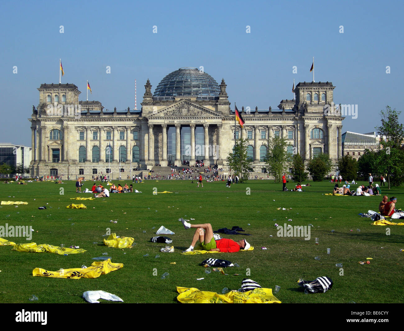 Al di fuori del Reichstag a Berlino dopo la maratona. Foto Stock