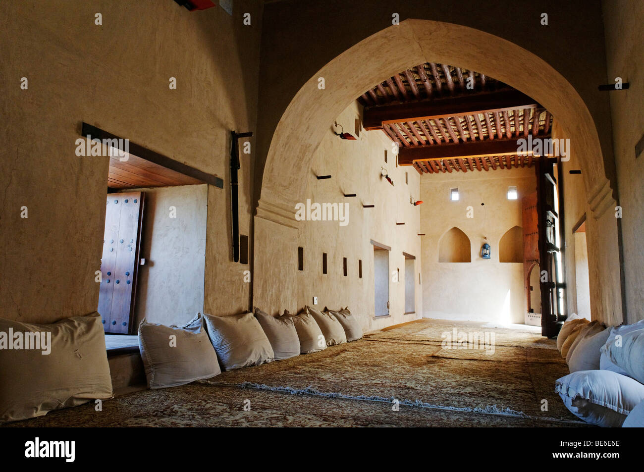 Tradizionale arabo soggiorno al Castello di Nakhl o Fort, Batinah ... Tradizionale arabo soggiorno al Castello di Nakhl o Fort, Batinah ...