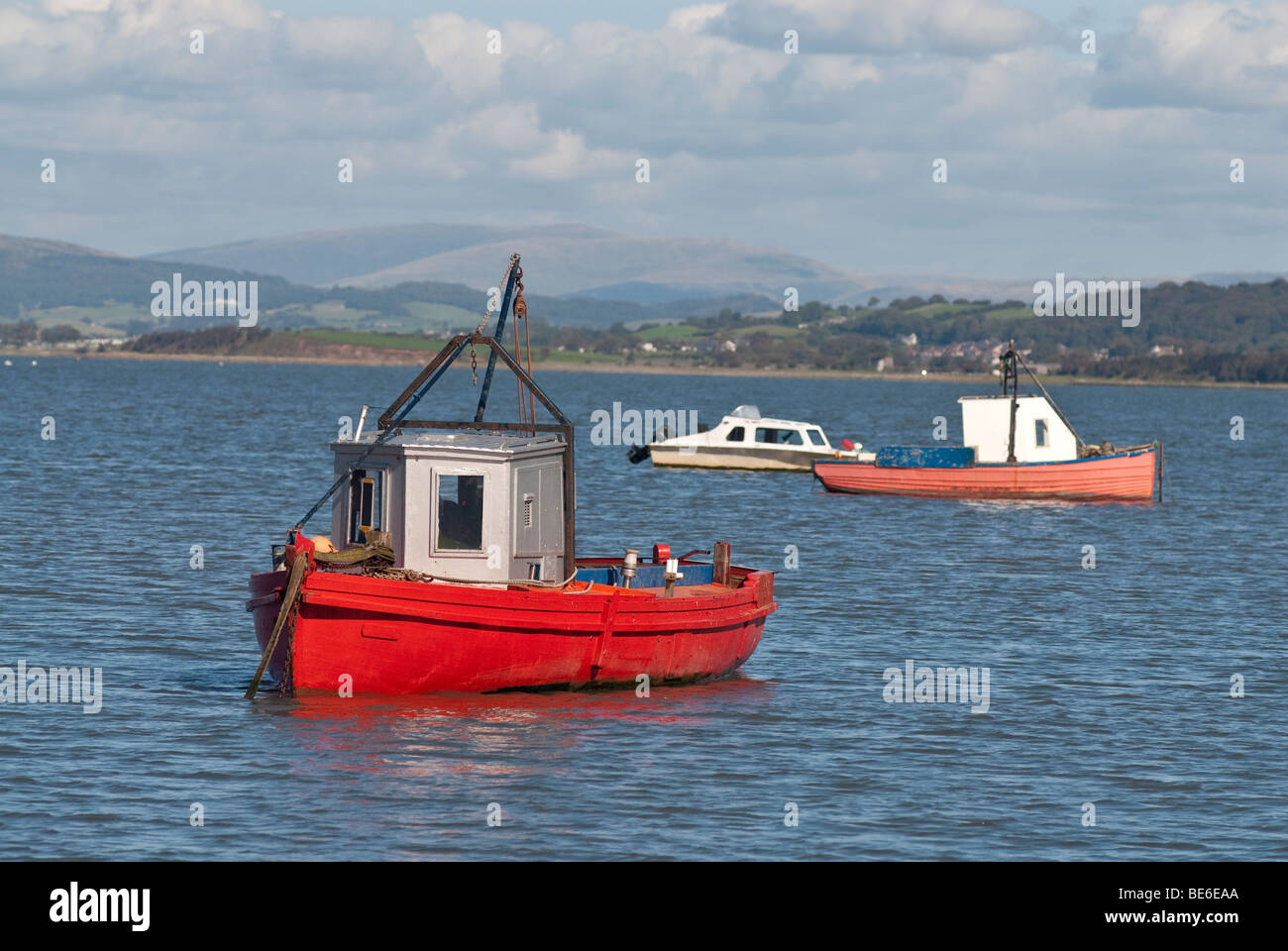 Morecambe Bay, Lancashire, Regno Unito: piccole barche da pesca nella baia di Morecambe con il Lake District Fells in background Foto Stock