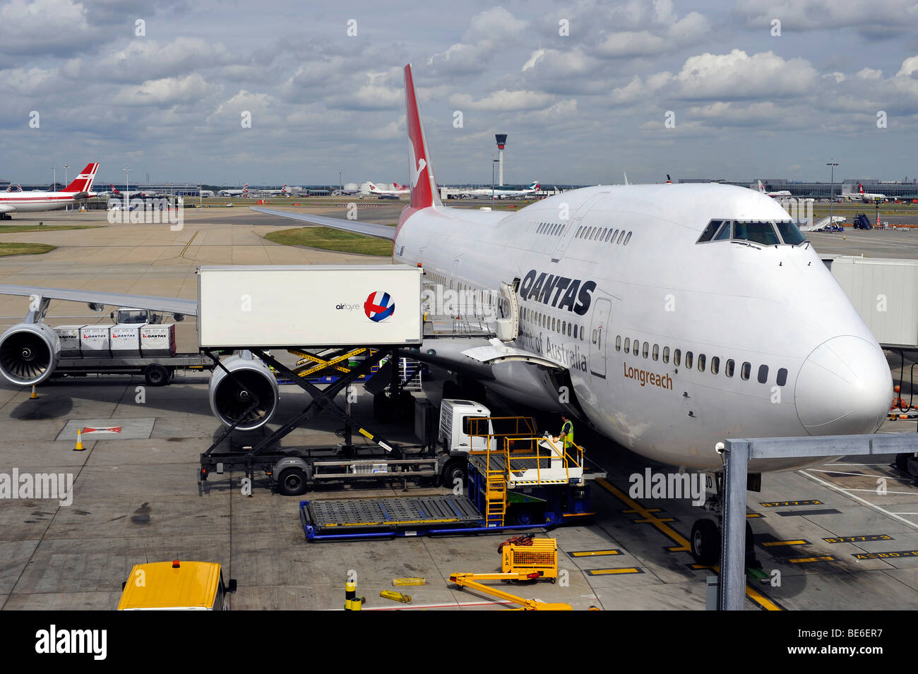 La fase di pre-flight preparazioni di un Qantas Boeing 747-400, BAA Heathrow International Airport Terminal 4 di Londra, Inghilterra, Regno Kin Foto Stock