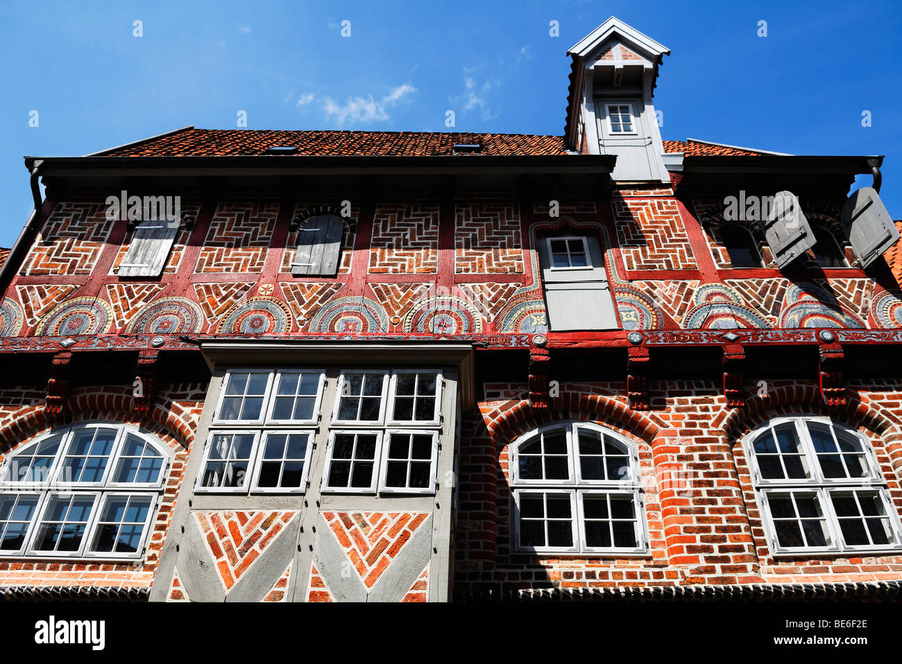 Ornati decorativi casa in legno e muratura, 1595, nella città vecchia, Lueneburg, Bassa Sassonia, Germania, Europa Foto Stock