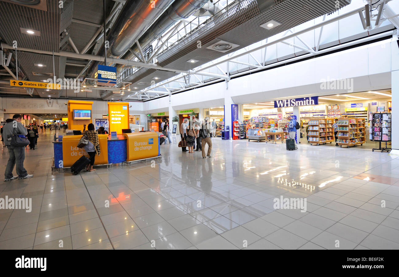 I negozi e i passeggeri in un aeroporto gate, area di attesa, BAA Heathrow International Airport Terminal 4 di Londra, Inghilterra, Regno Foto Stock