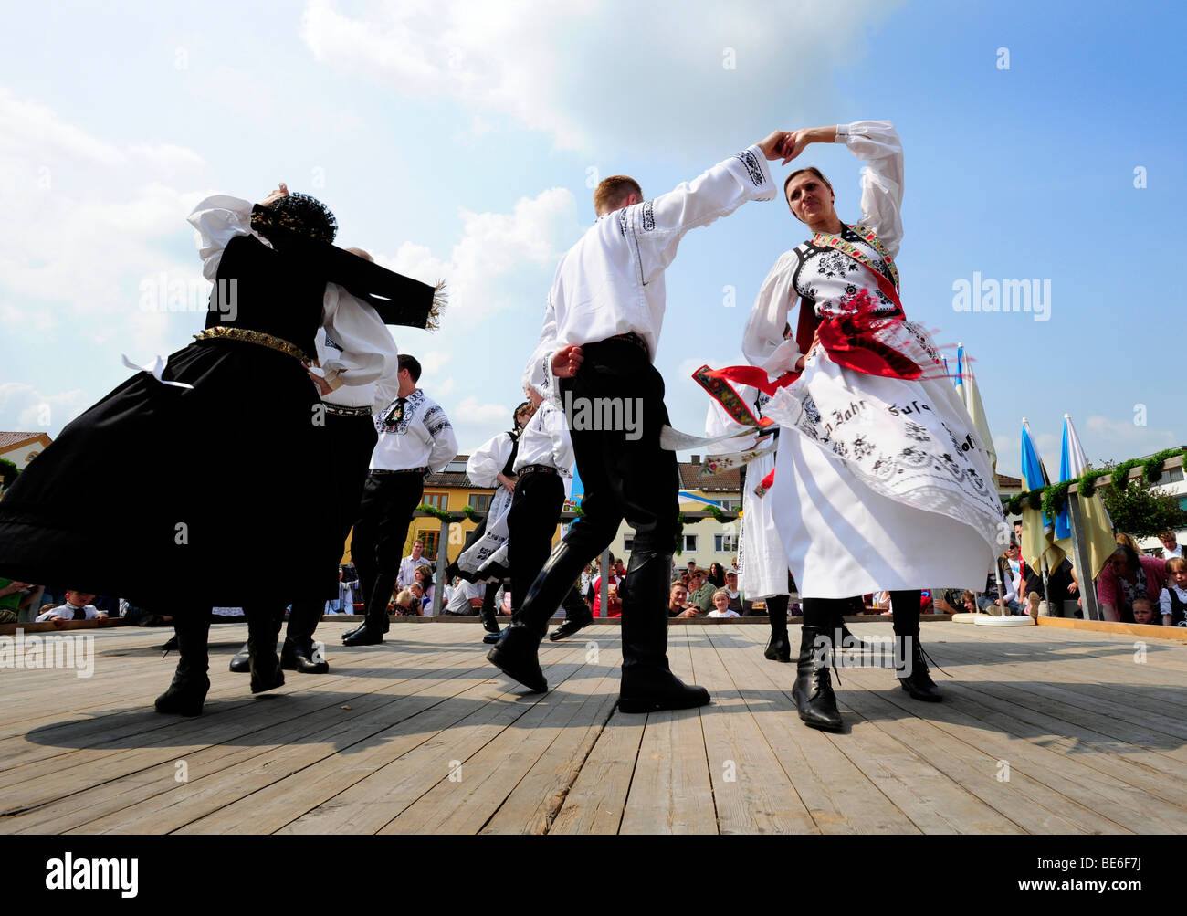 Danza attorno al maypole, costume tradizionale gruppo denominato Siebenbuerger Sachsen, Geretsried, Alta Baviera, Baviera, Germania, e Foto Stock