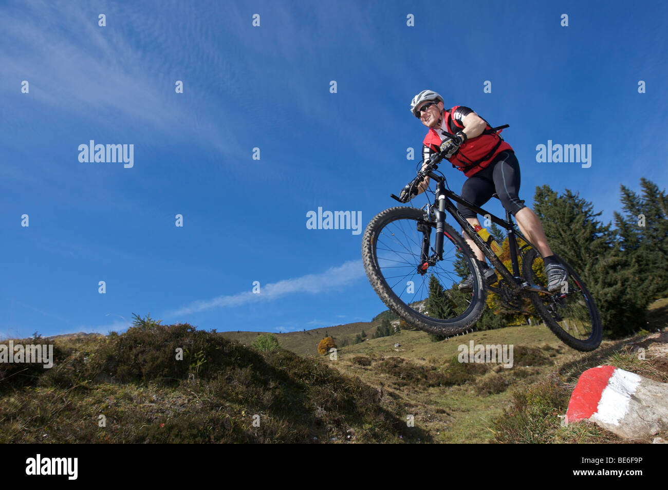 Mountainbiker sul monte Gaisberg, Rettenbach, Tirolo, Austria, Europa Foto Stock