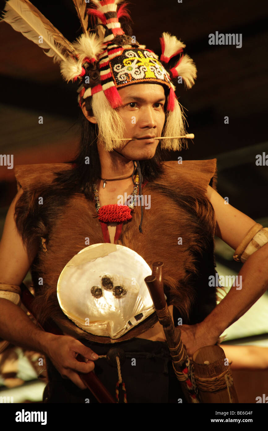Iban guerriero con cannello, nel Sarawak Villaggio Culturale vicino a Kuching, Sarawak, Borneo, Malaysia, sud-est asiatico Foto Stock