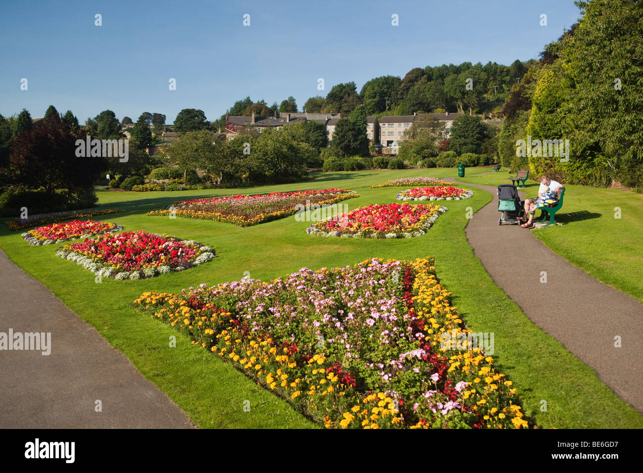 Regno Unito, Inghilterra, Yorkshire, Haworth, parco pubblico, padre e figlio giovane godendo del sole Foto Stock