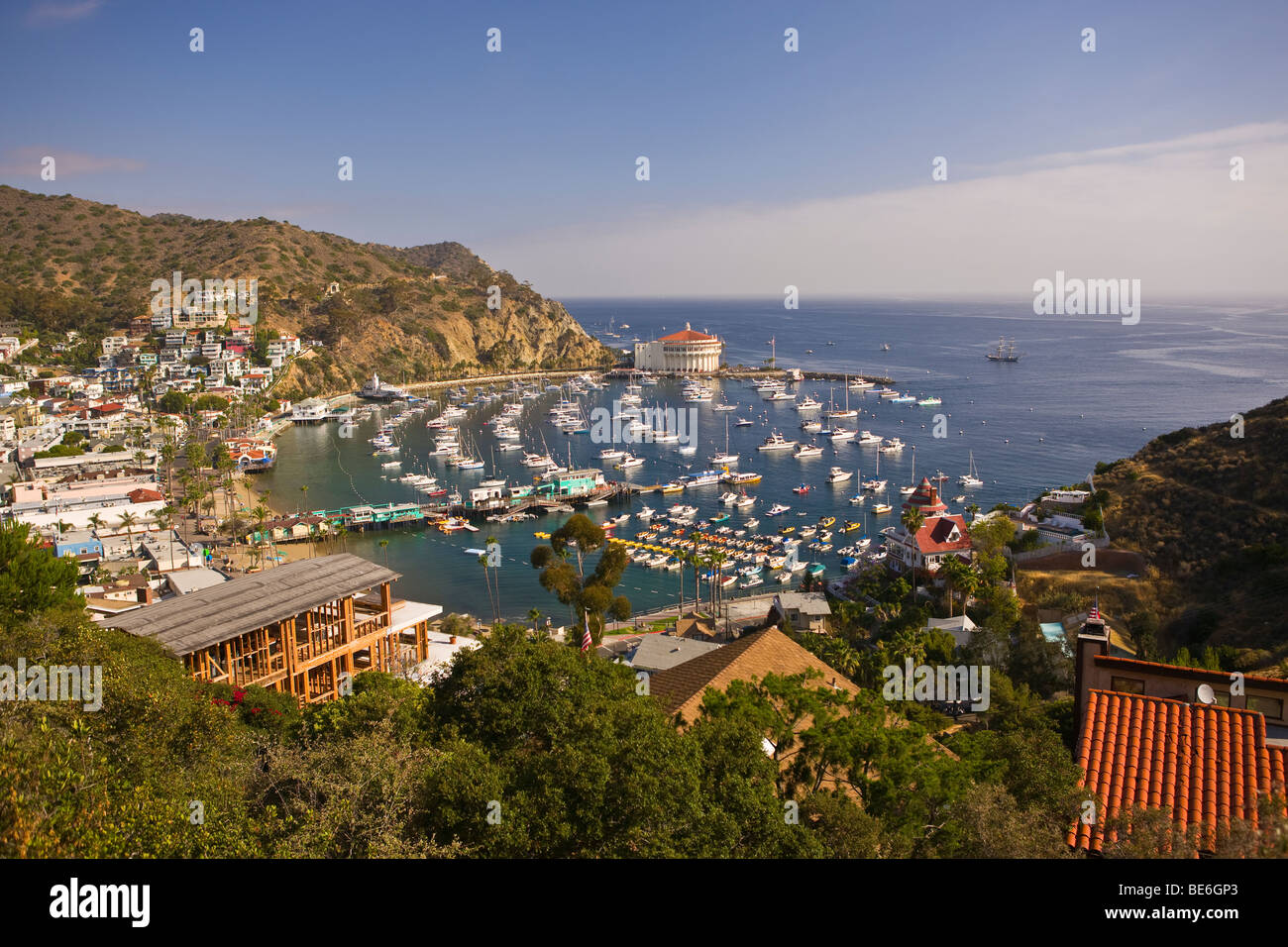 AVALON, CA, Stati Uniti d'America - Porto e casino nella città di Avalon, Isola di Santa Catalina Foto Stock