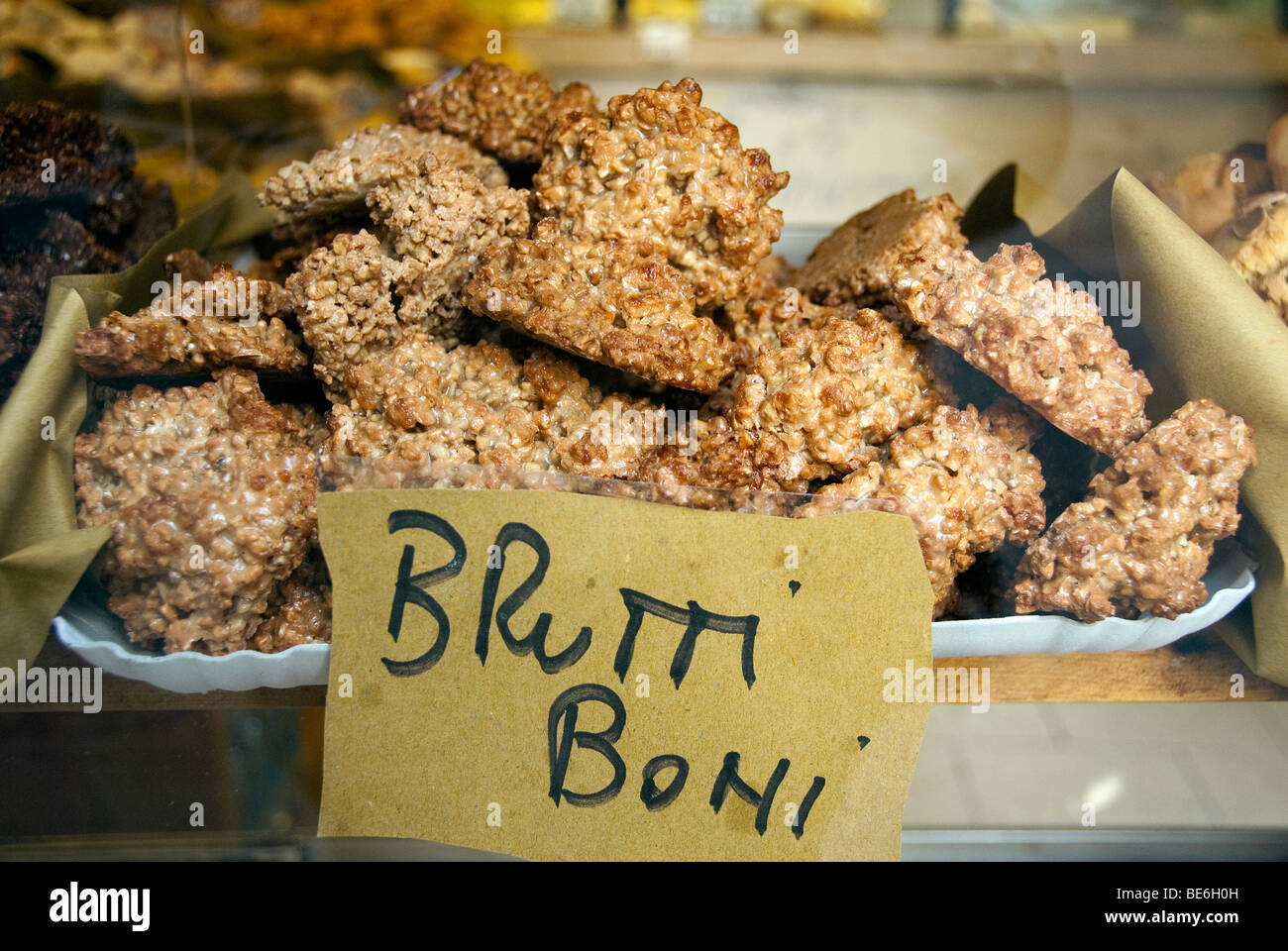 Brutti Boni biscotti in una panetteria di Pisa (brutti ma buoni) al  panificio Il Forno Vecchio Foto stock - Alamy