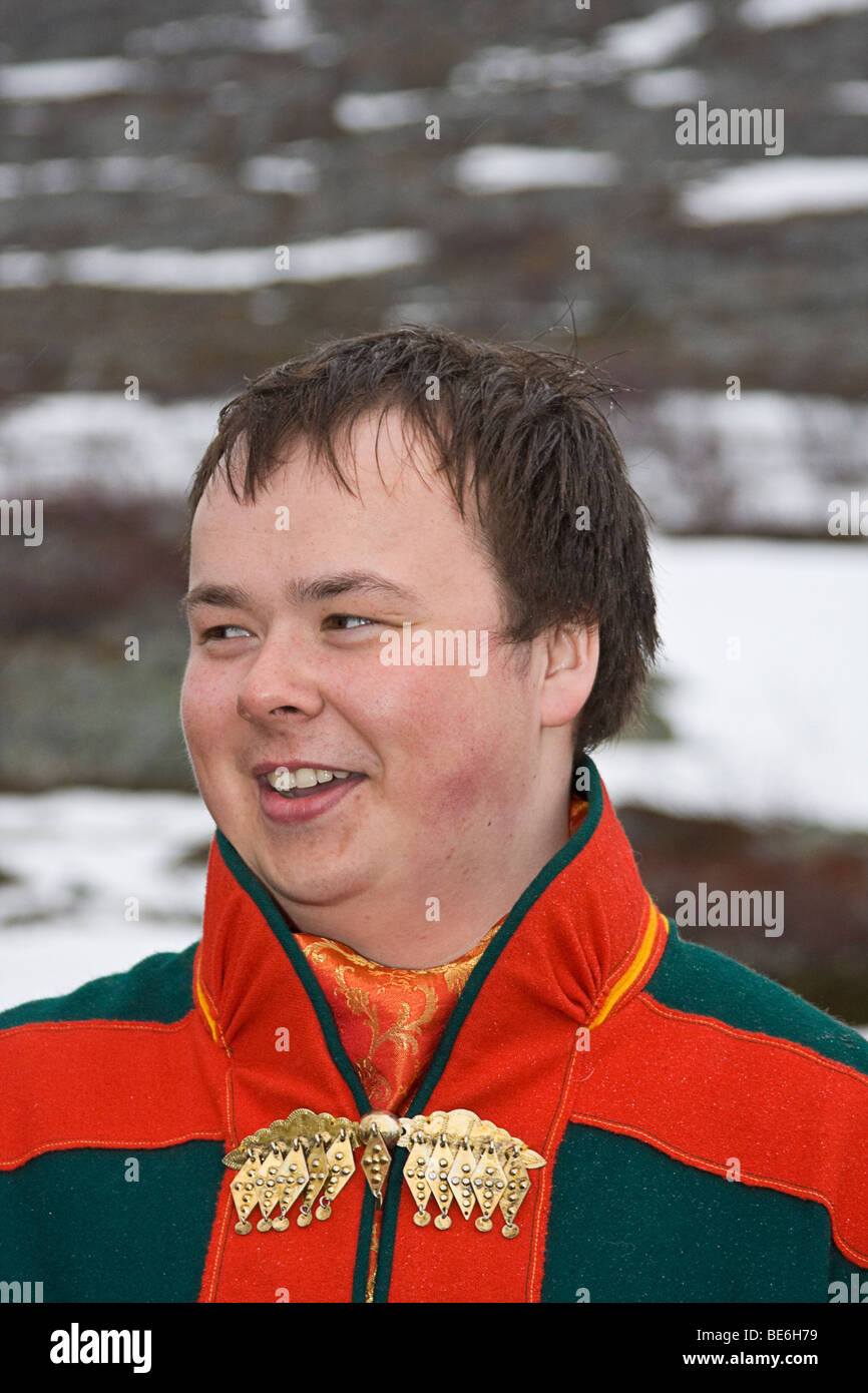 Sami giovane uomo in abbigliamento tradizionale parla della vita del suo popolo. Foto Stock