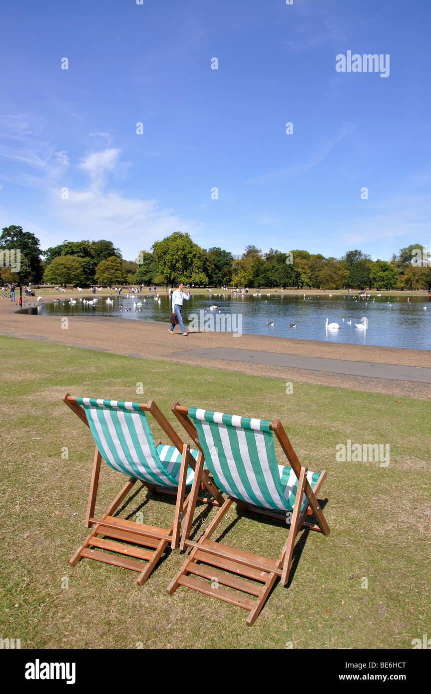 Sedie a sdraio in Kensington Gardens, Kensington, London Borough di Kensington e Chelsea, London, England, Regno Unito Foto Stock