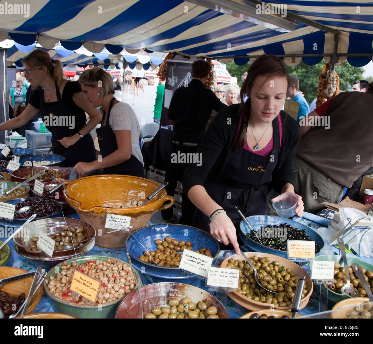 Servire le olive sul mercato stand Abergavenny food festival Wales UK Foto Stock