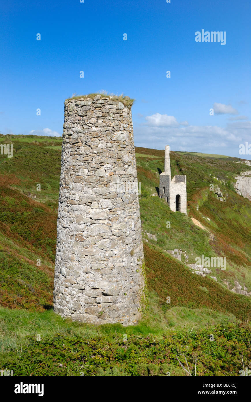 Le rovine di un Cornish miniera di stagno in riva al mare Foto Stock