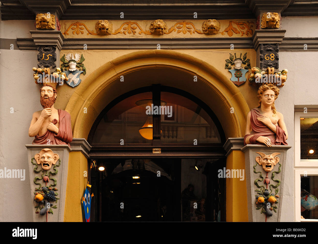 Le figure di un rinascimento decorativo ingresso, 1568, Lueneburg, Bassa Sassonia, Germania, Europa Foto Stock