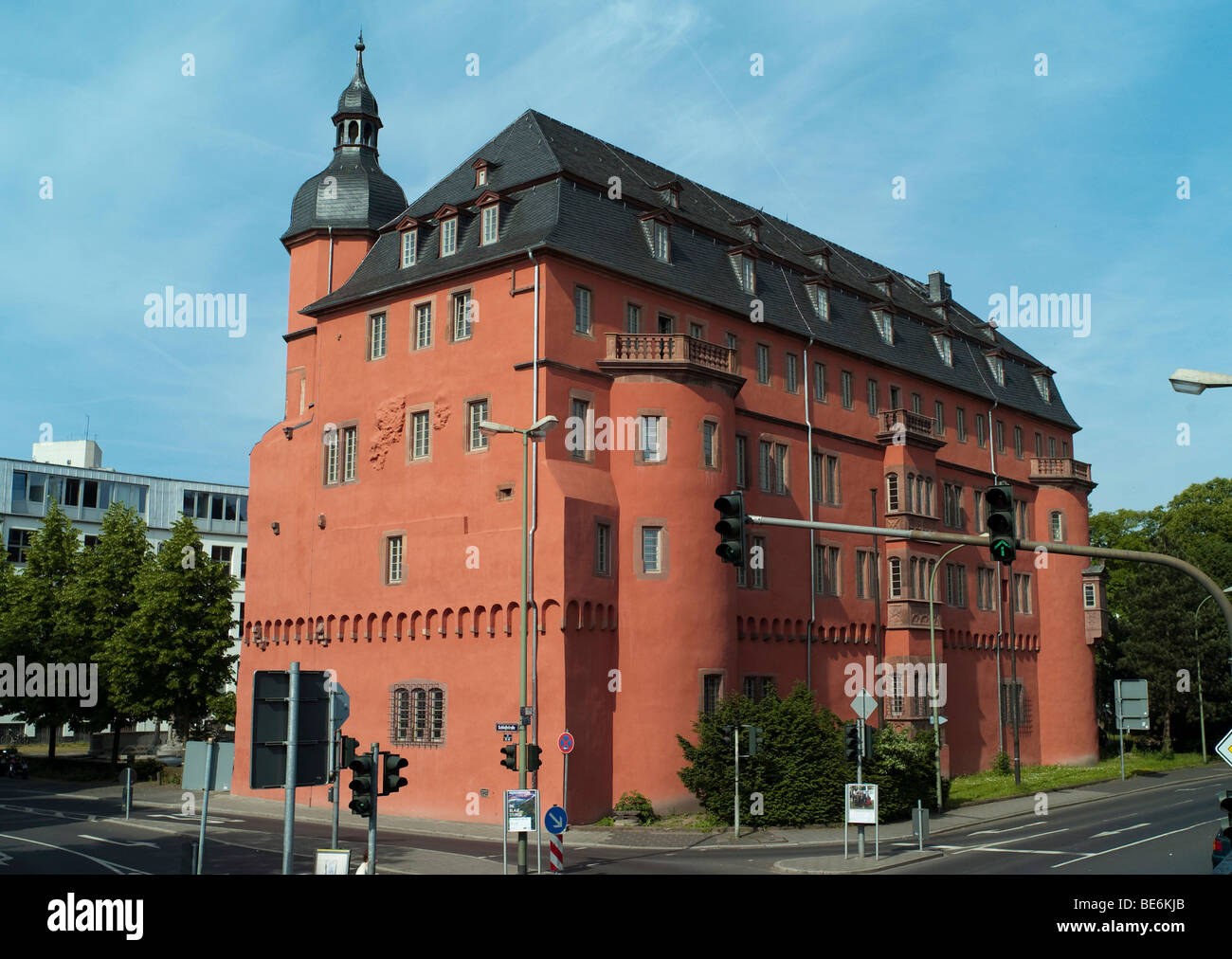 Il castello di Isenburg, facciata rinascimentale con portici, parte del campus dell'Università di Arte e Design di Offenbach HFG, Offenba Foto Stock
