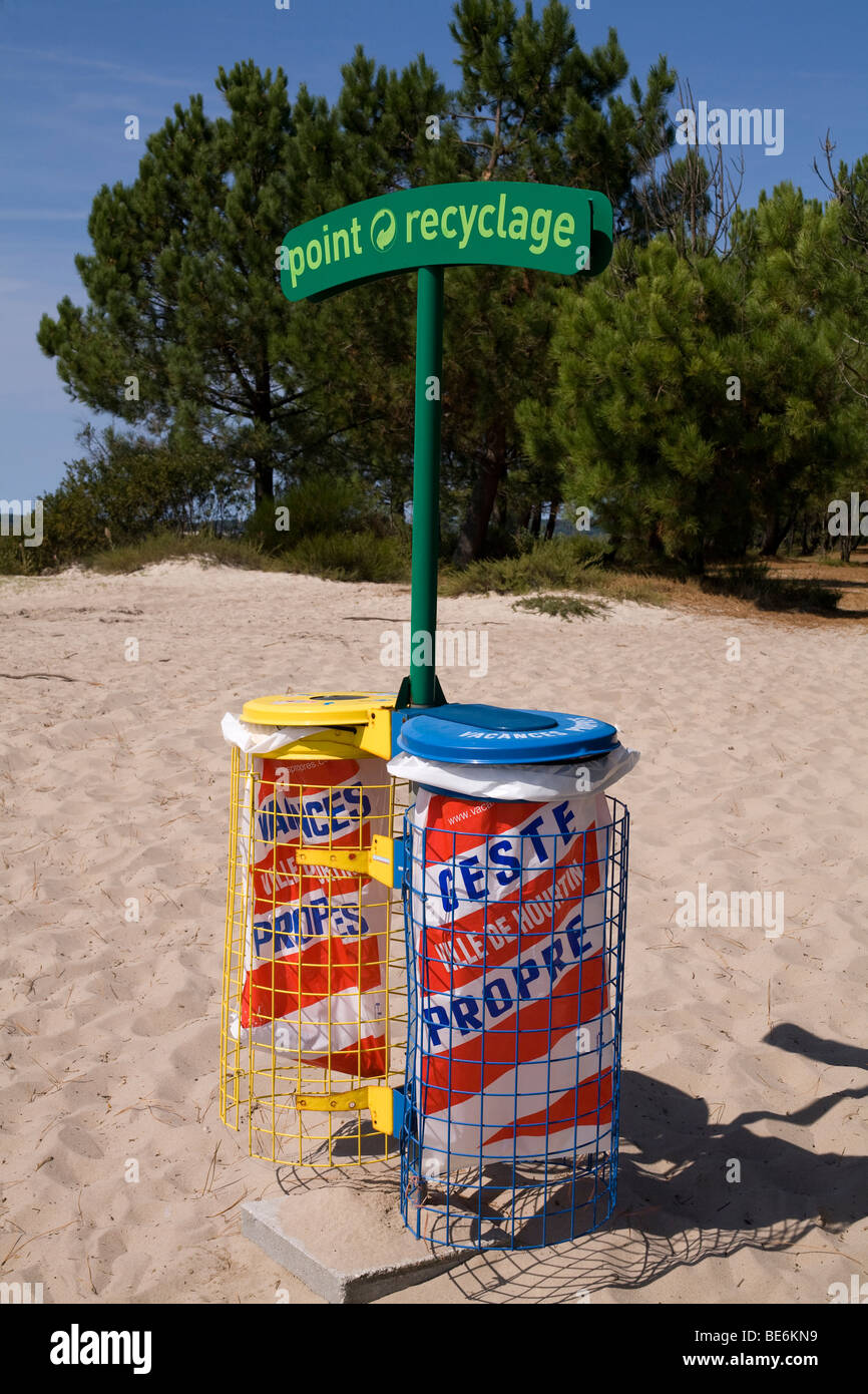 Il cestino sul lago e spiaggia a Hourtin Port nel Medoc regione oceano vicino a Bordeaux in Francia Foto Stock