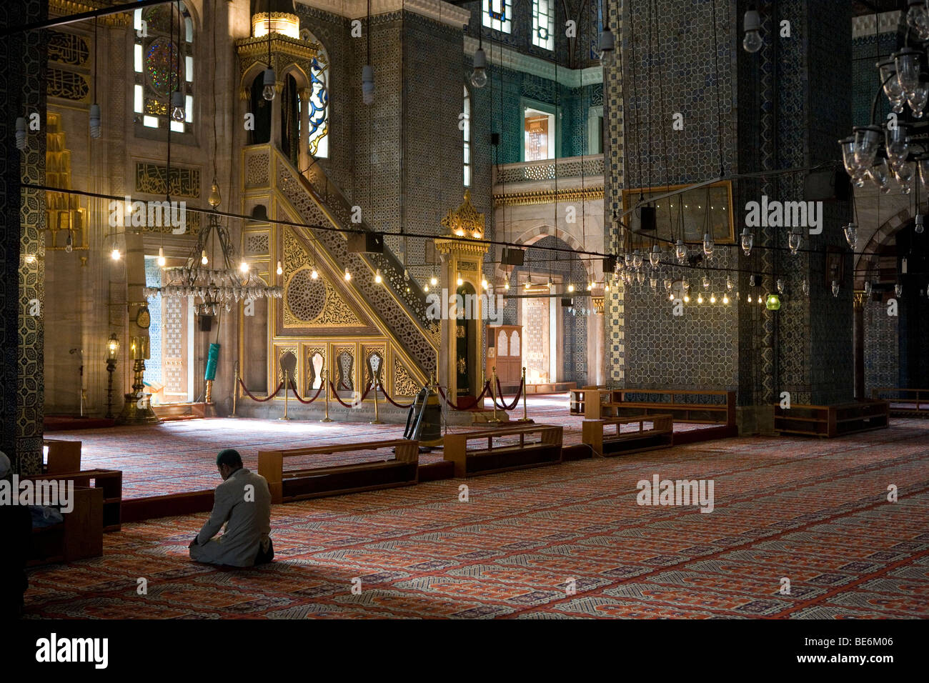 Un uomo in ginocchio e pregando nella nuova moschea di Istanbul Foto Stock