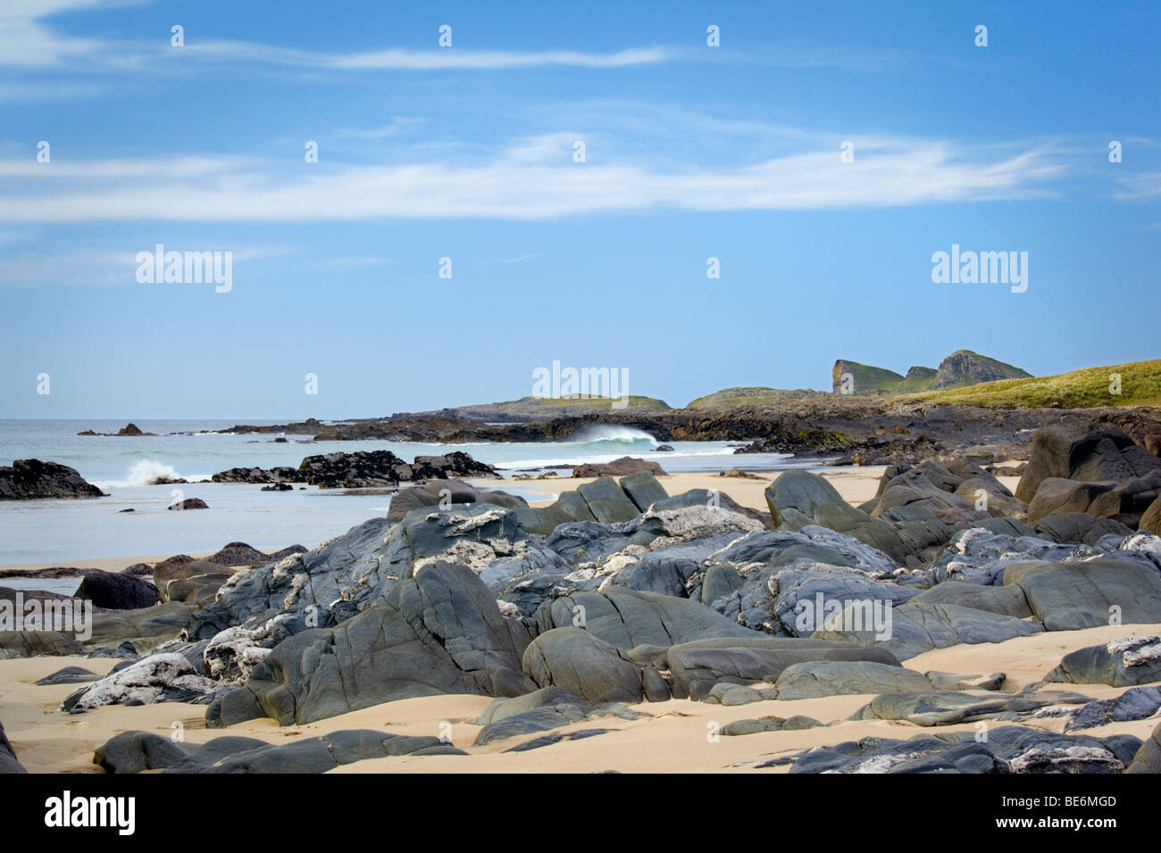 La spiaggia rocciosa a Saligo Bay sull'isola delle Ebridi di Islay, Scozia Foto Stock