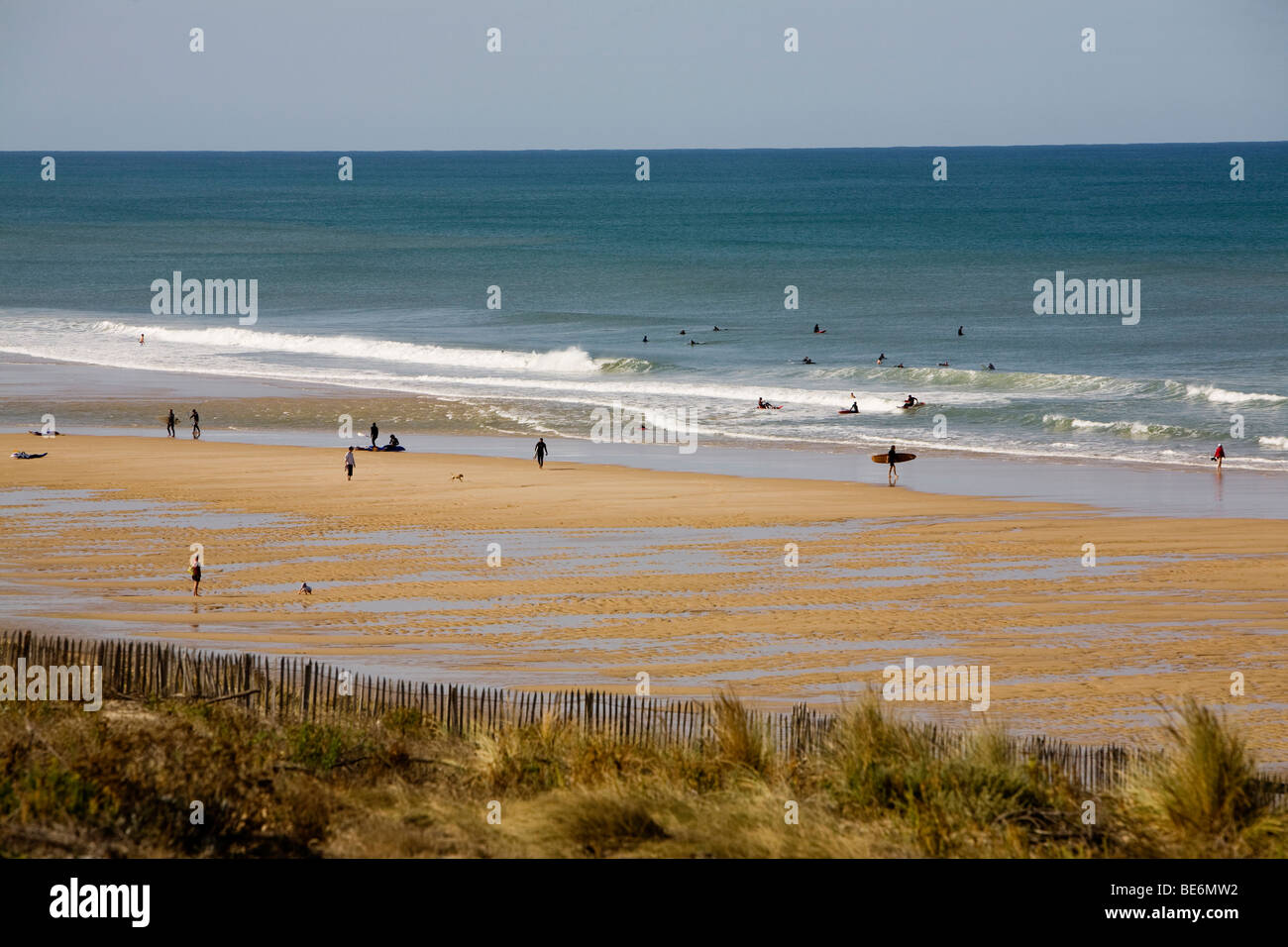 La tranquilla spiaggia di Lacanau Ocean sull'Atlantico costa sud-ovest della Francia nella regione di Bordeaux. Foto Stock