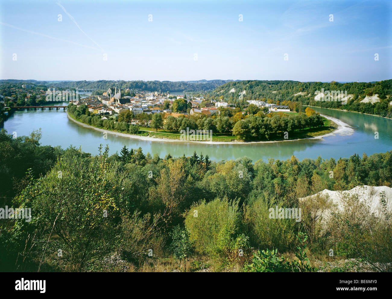 Ansa del fiume Inn con la città vecchia, Wasserburg, Alta Baviera, Germania, Europa Foto Stock