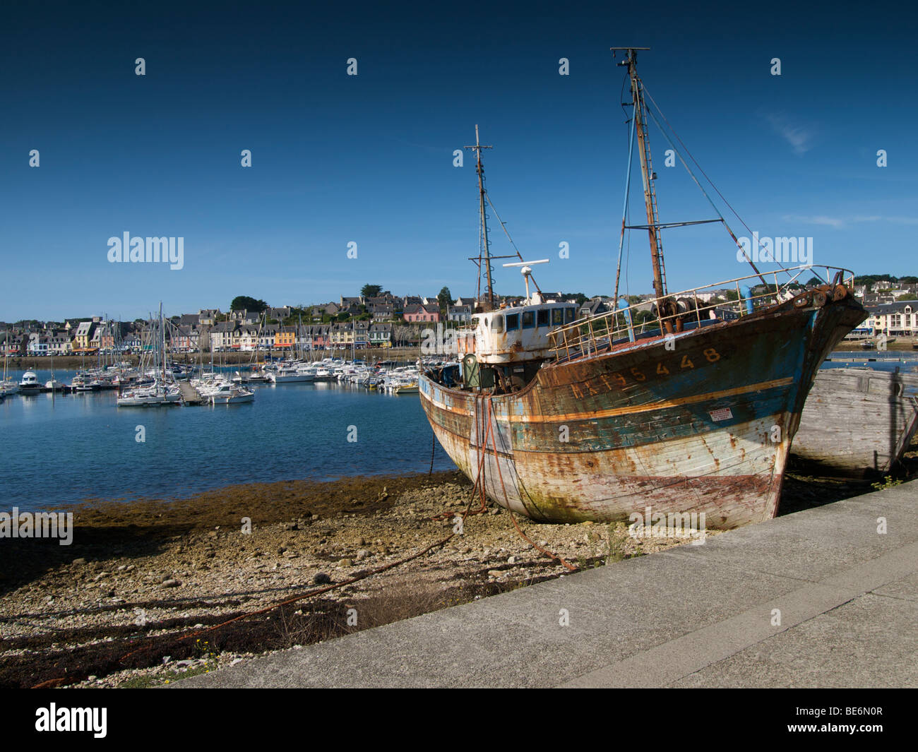 Vecchia barca da pesca nel porto di Camaret sur Mer, Bretagna Francia Foto Stock