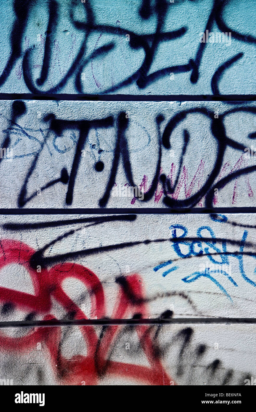 Il vecchio grunge muro di graffiti Foto Stock