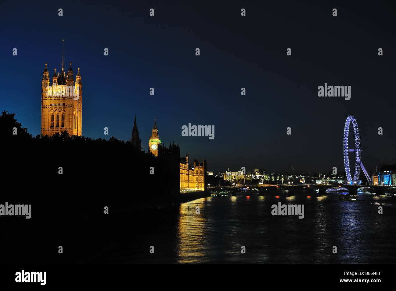 Palazzo di Westminster e il fiume Tamigi, Londra, Inghilterra, Regno Unito, Europa, di notte. Il London Eye è sul lato destro. Foto Stock