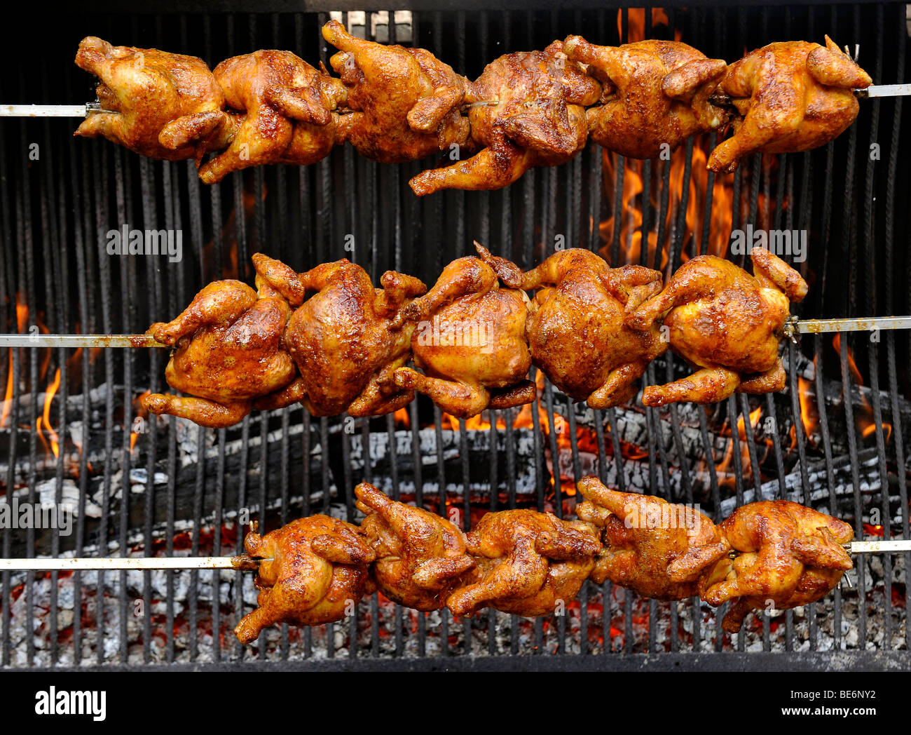 Pollo alla griglia su una griglia di legno Foto Stock